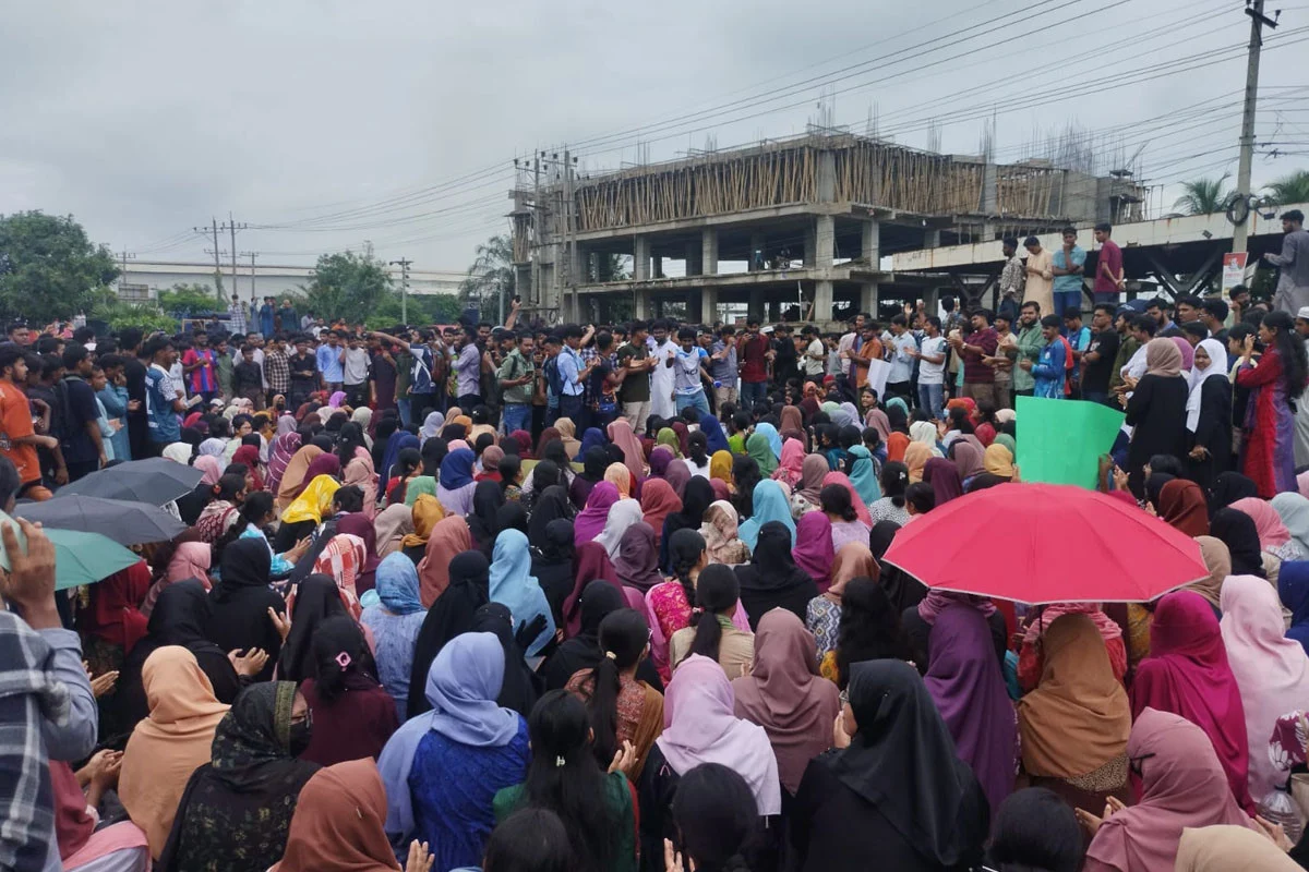 অপ্রতিম হত্যার বিচারের দাবিতে কুমিল্লায় ঢাকা-চট্টগ্রাম মহাসড়ক অবরোধ